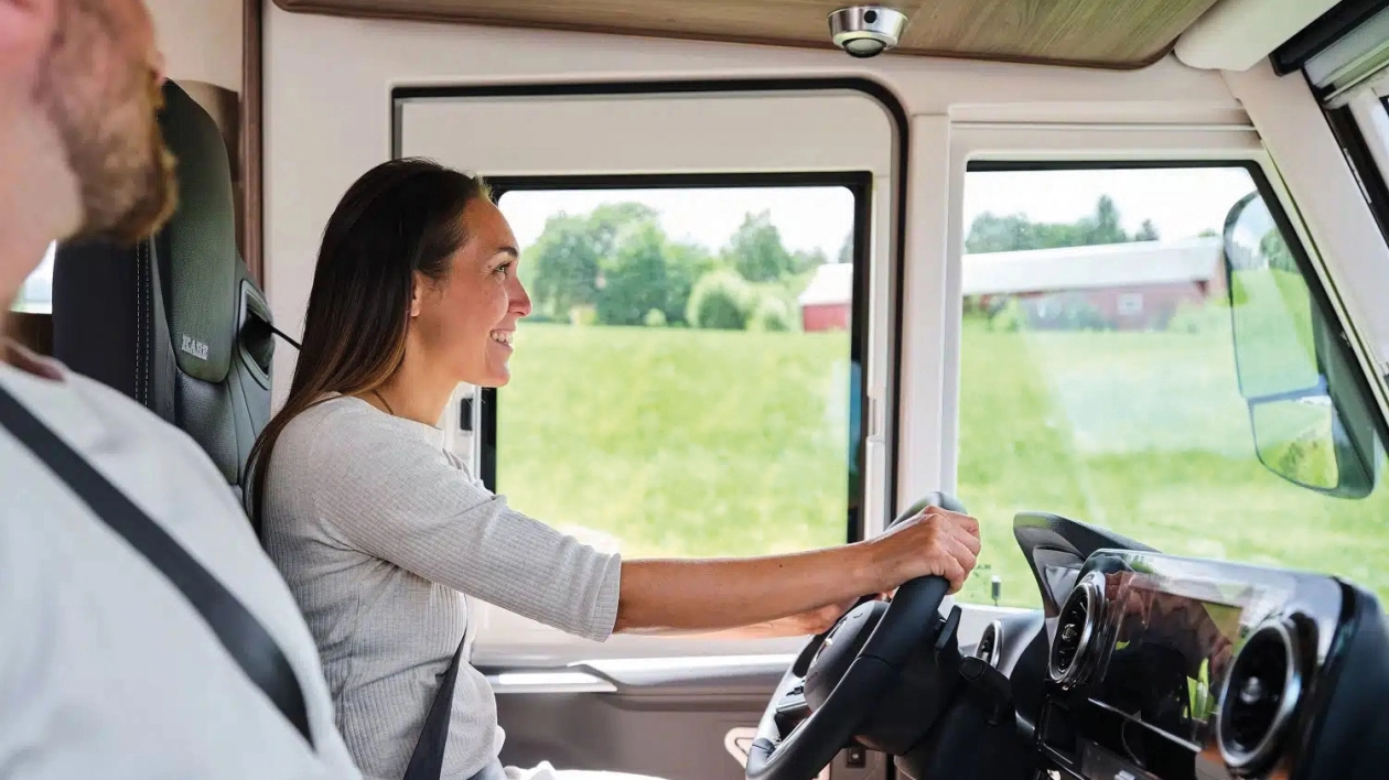 W przypadku „pojazdów o specjalnym przeznaczeniu” – tj. domów mobilnych – GSR2 będzie obowiązkowe dla nowych rejestracji od połowy 2026 r. Montaż systemów wspomagających w zintegrowanych kamperach może się okazać największym wyzwaniem dla naszej branży. Tu model kampera Kabe poddanego dużo kosztowniejszej homologacji. Dzięki kamerze, która jest zainstalowana nad deską rozdzielczą, kierowca zyskuje mnóstwo pomocnych informacji. W modelu bazującym na najnowszym Mercedesie mamy system wspomagania hamowania, który ostrzega przed nadjeżdżającymi z naprzeciwka lub z boku pojazdami. Całość działa przy prędkościach do 70 km/h i może wykonywać manewry omijania przy prędkościach do 40 km/h