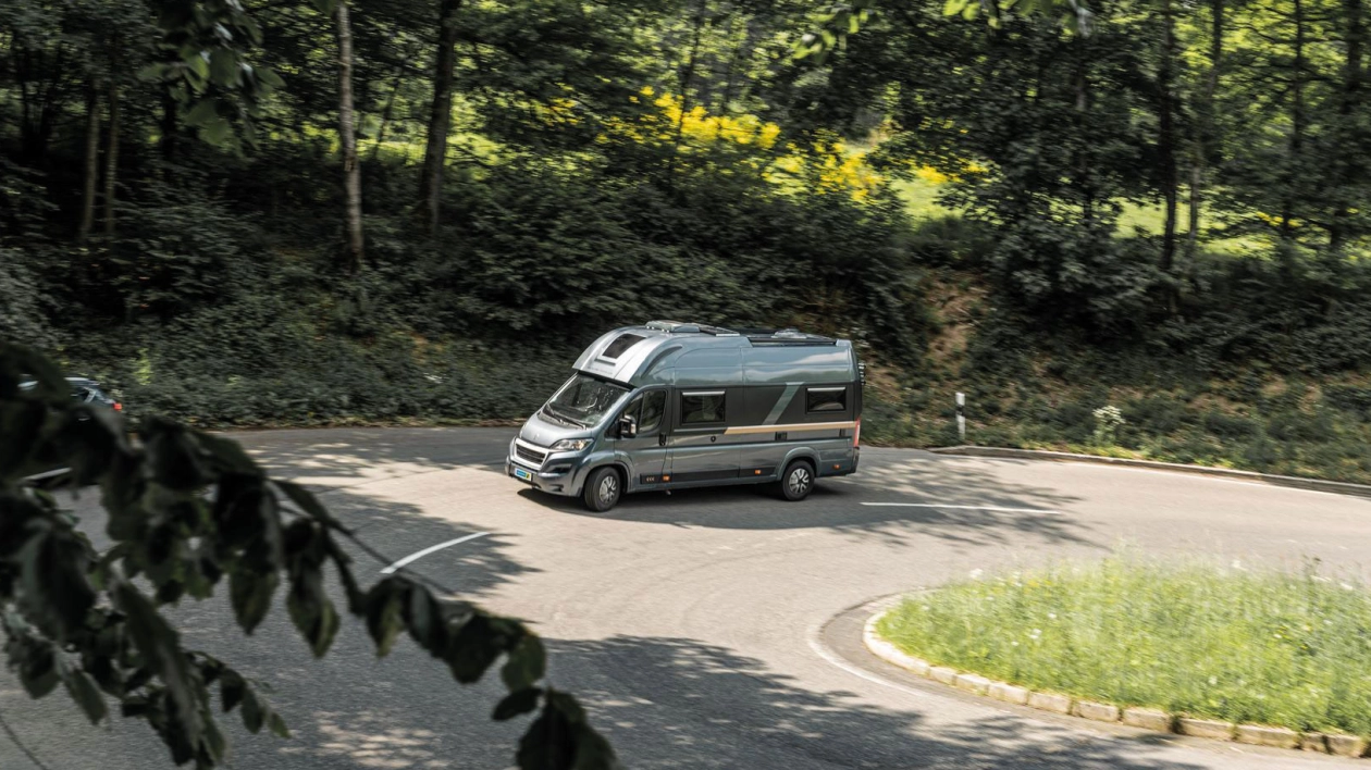 Dzięki amortyzatorom BILSTEIN B6 Camper i B6 Camper Advanced każda trasa staje się przyjemnością. Przygotuj zawczasu kampera, nim zaskoczy Cię jesienna słota