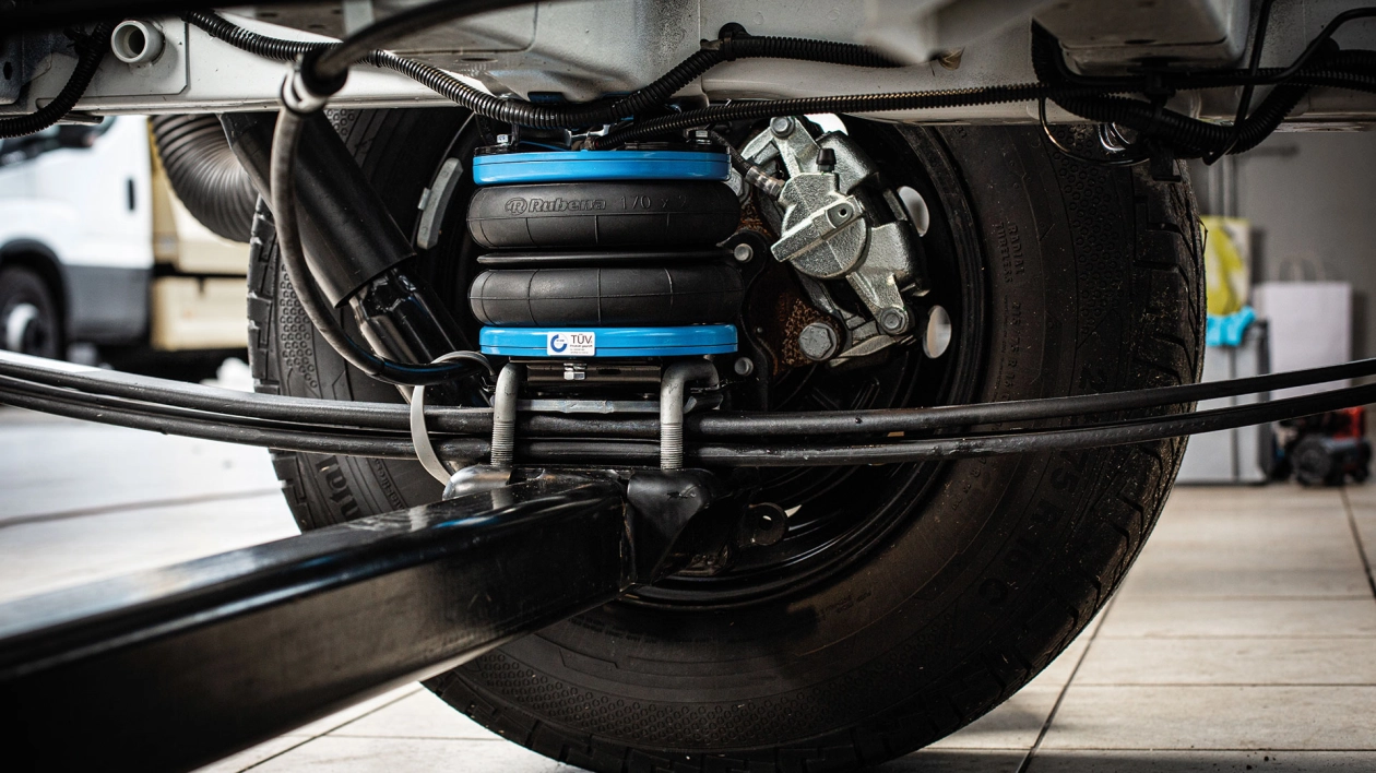 Kamper na poduszkach. Przystanek Ostropa i zawieszenie pneumatyczne