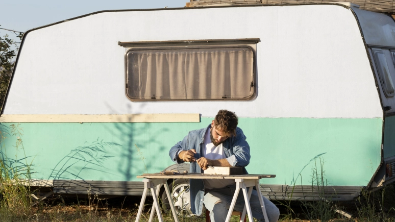 Stara przyczepa na działce ROD – czy to legalne? 