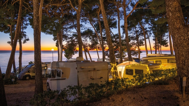 Odlot do ciepłych krajów. Kemping Čikat w zimowej scenerii
