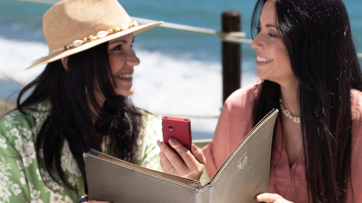 Vasco realizuje tłumaczenia w prawie 200 krajach, a opóźnienie w obie strony jest wystarczająco niskie, aby uniknąć zakłóceń, więc bardzo swobodnie inicjujesz kontakt i rozmawiasz z każdym napotkanym podczas swoich podróży