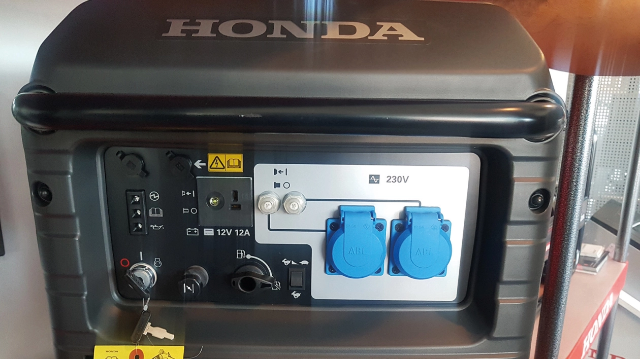 Najczęstszym błędem w użytkowaniu agregatów prądotwórczych jest ich przechowywanie z paliwem w zbiorniku i gaźniku. Miejscem newralgicznym jest gaźnik, który musi być czysty, a w nim zachodzi najszybsza degradacja jakości paliwa. I takie agregaty najczęściej trafiają do serwisu. Stare, przetrzymane dłużej niż miesiąc paliwo powoduje tworzenie się nalotu w gaźniku (powodują to różne dodatki w paliwie) i jeśli agregat zostanie uruchomiony, to dysze i kanały dolotowe gaźnika są zapychane