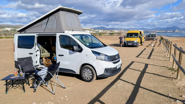 Poza sezonem bez tłumów – alternatywne podróże z Buskamper.pl