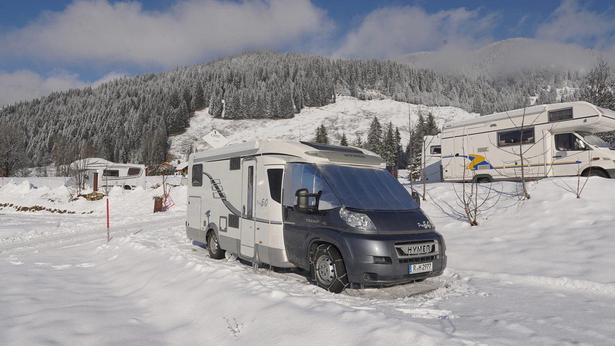 Zimowe wyposażenie kampera – bo licho nie śpi na mrozie