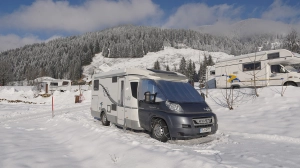 Zimowe wyposażenie kampera – bo licho nie śpi na mrozie