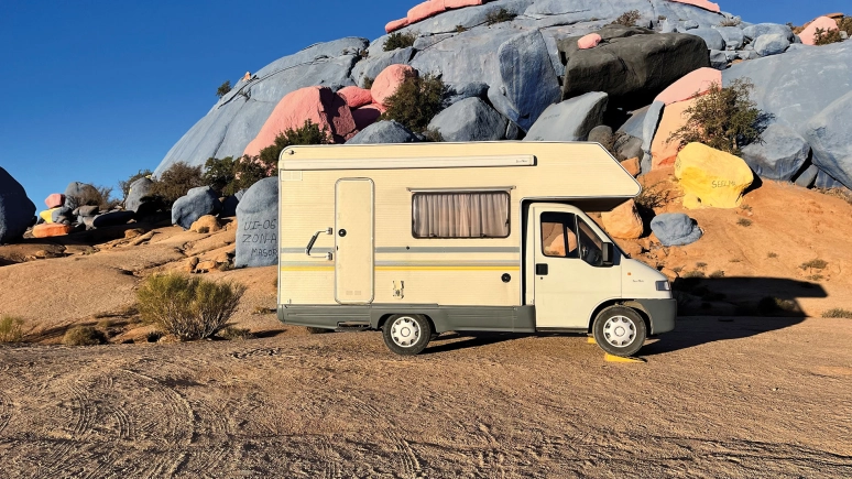 Zima na Saharze w starym kamperze