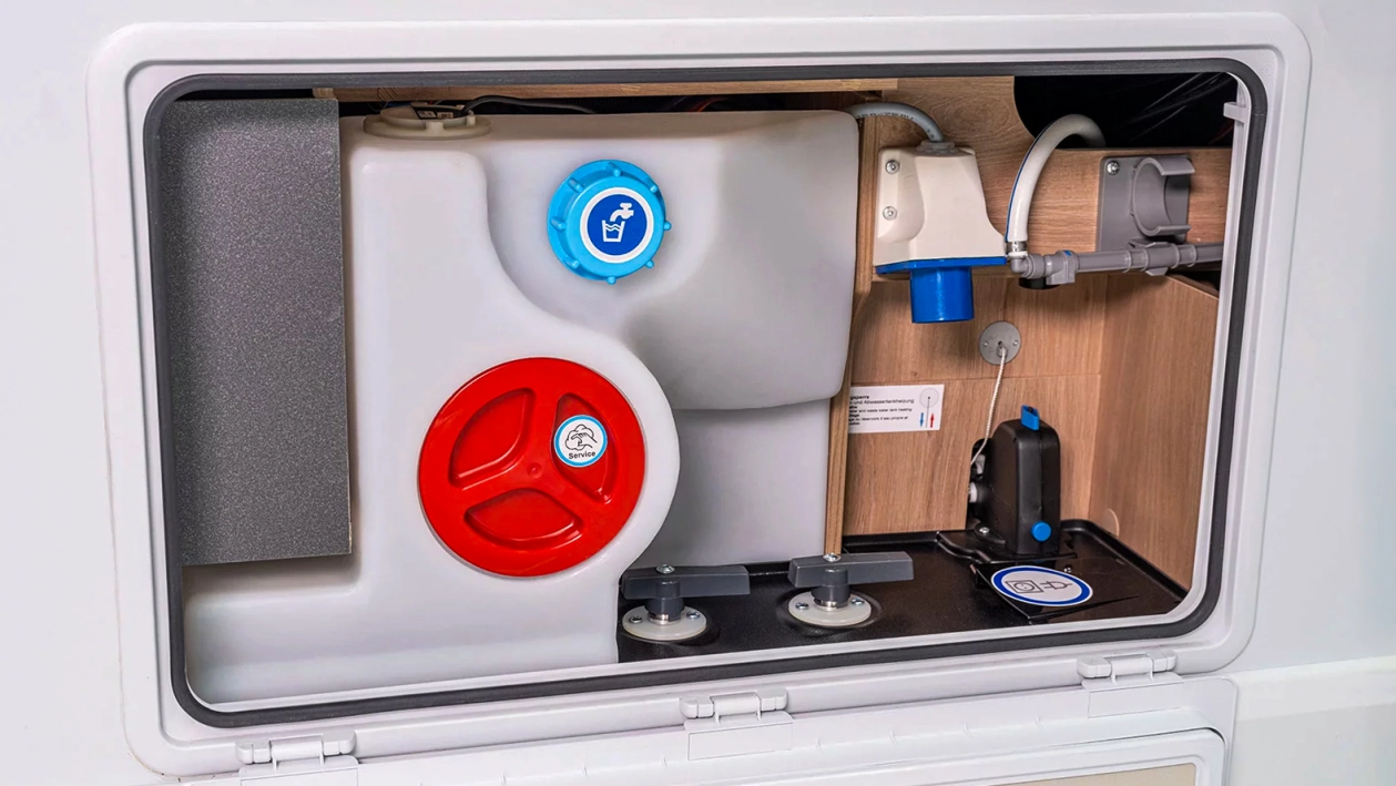 Woda w kamperze. Jak bezpiecznie uruchomić układ po zimie?