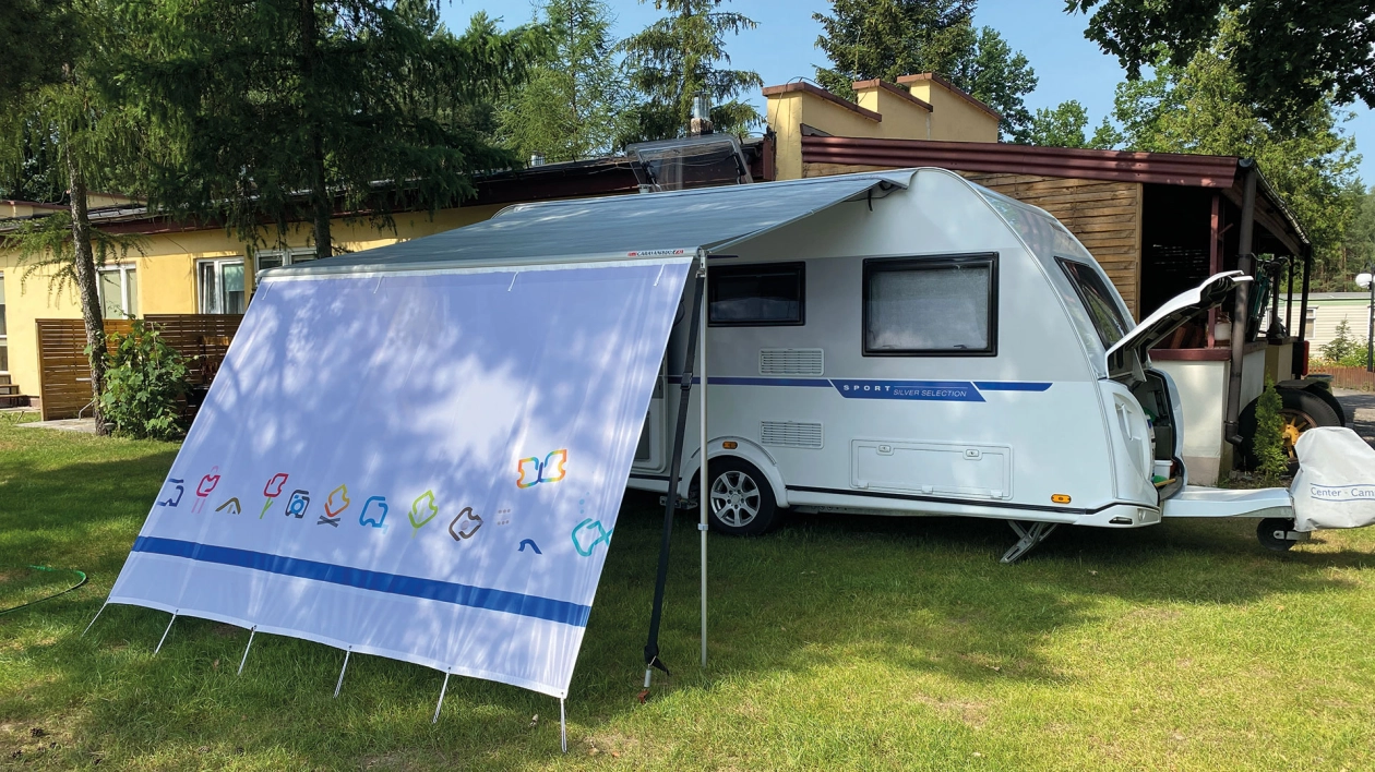 Zasłonę przeciwsłoneczną można kupić zarówno u producentów markiz, jak i uszyć na własną rękę. W tym przypadku zasłona uszyta jest z lekkiego i przewiewnego materiału flagowego