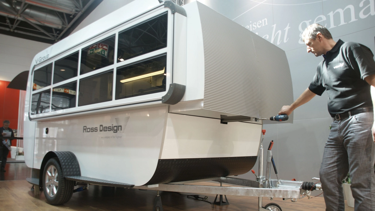 Przyczepa z 2012 r. na stoisku firmy Vöhringer nie wyszła poza koncept. Powiększanie kubatury realizowano za pomocą akumulatorowej wkrętarki, która stanowiła napęd przekładni ślimakowej