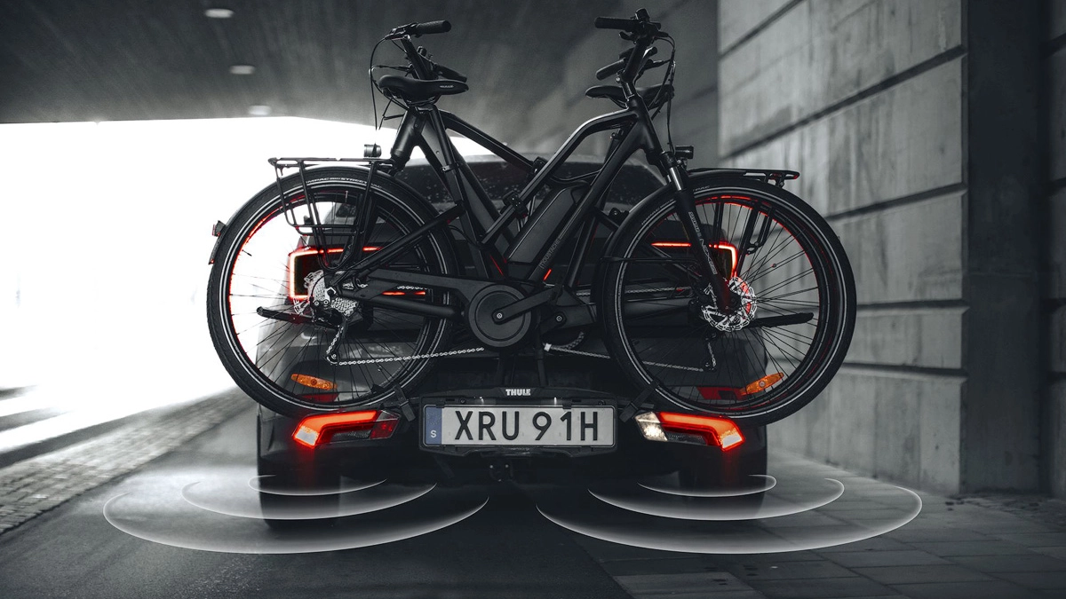 Thule Epos ParkSecure – bezpieczne cofanie z rowerami na haku