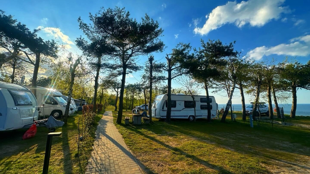 Pierwszy wyjazd kamperem w sezonie? Poczuj powiew wiosny na kempingu Alexa!