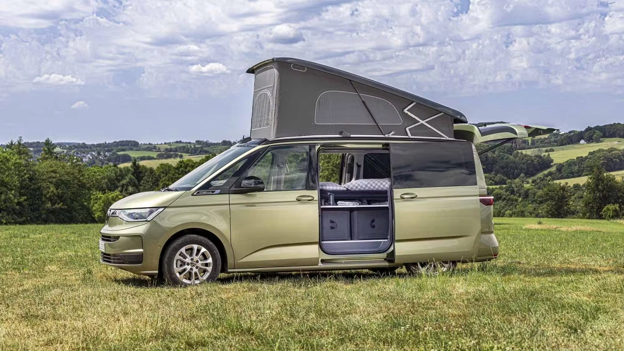 Volkswagen California Beach z nadmuchiwanymi meblami