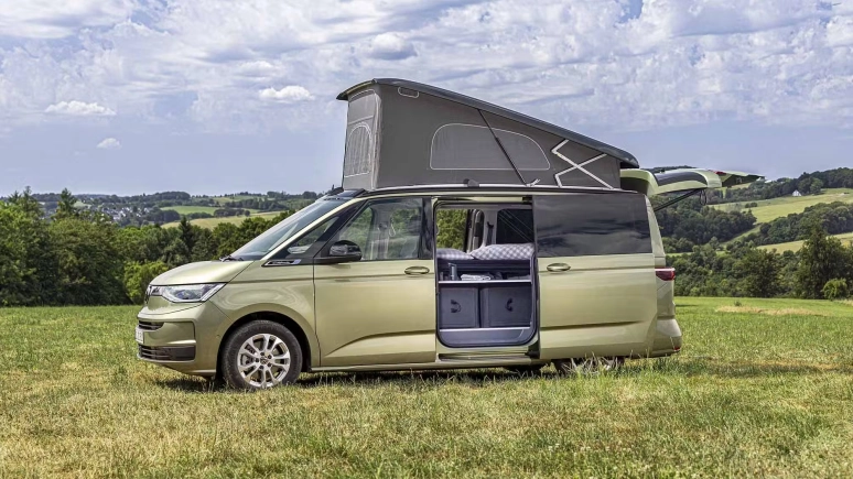 Volkswagen California Beach z nadmuchiwanymi meblami