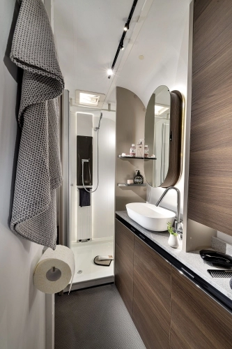 Duże i wklęsłe szafki nad głową maksymalizują miejsce do przechowywania - zdjęcie 3