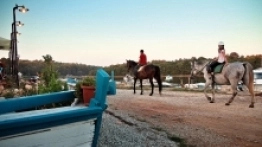 W sąsiedztwie kempingu działa szkoła jeździecka, a w programie są wycieczki do pobliskiej wioski rybackiej Tar. - zdjęcie 3