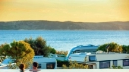 Basen, stanowiska dla przyczep i kamperów, morze – w tej kolejności architektura kempingu Krk gwarantuje niezapomniane wakacje. - zdjęcie 4