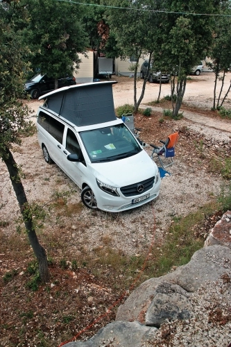 Brioni zaskakuje standardem – jak na 2-gwiazdkowy kemping stanowiska gwarantują niezakłóconą swobodę wypoczynku. - zdjęcie 5