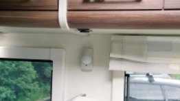 Dzięki specjalnym mocowaniom czujkę możemy zamontować w dowolnym miejscu kampera. - zdjęcie 2