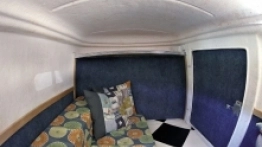 W środku nie ma luksusów ani zbyt wiele miejsca, jest go akurat tyle, by mogły się wyspać 2 osoby - zdjęcie 4