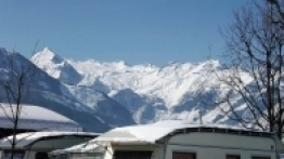 Każdy austriacki kemping przygotowano dla złaknionych białego szaleństwa, by wspomnieć suszarnie narciarskiej odzieży i wypożyczalnie sprzętu. Najdogodniej położone zwykle skomunikowane są z darmowymi ski-busami, więc może się obejść bez łańcuchów na koła - zdjęcie 1