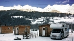 Camping Arlberg, zlokalizowany w Tyrolu (w sąsiedztwie ośrodków narciarskich St. Anton, St. Christoph, Lech i Zürs), to aż 145 parceli, a każda z udogodnieniem w postaci ogrzewanego domku z pełnym zapleczem sanitarnym - zdjęcie 2