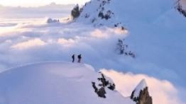 Na granicy dwóch krajów związkowych (Tyrolu i Vorarlberg) działa ośrodek narciarski Arlberg, którego perłą w koronie jest Lange Zug uważana za najbardziej stromą ratrakowaną trasę narciarską na świecie. Szczególnie trudny do pokonania jest jej początkowy fragment o nachyleniu 55 stopni, skąd rozpoczyna się zjazd o długości 6,5 km ze szczytu Rüfikopf do położonej w dolinie miejscowości Lech. Jednodniowy skipass dla osoby dorosłej kosztuje 45,5 euro, czyli ok. 195 zł - zdjęcie 4