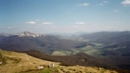 Bieszczady. Widok z Połoniny Caryńskiej w kierunku Ustrzyk Górnych i Tarnicy - zdjęcie 1