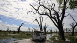 Toyoty HiLux z ogumieniem AT, a najlepiej też doposażone w snorkel, czyli zewnętrzny wlot powietrza do silnika gwarantują brodzenie – często to po prostu konieczność - zdjęcie 5