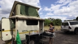 Jurgens Safari Oryx ma namiot sypialny, aneks kuchenny typu outdoor i taki też, zewnętrzny prysznic - zdjęcie 6