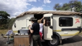 Większa przyczepa – Jurgens Safari Xplorer (dmc 1650 kg) skrywa m.in. 100-litrowy zbiornik na świeżą wodę i gości w komfortowych warunkach 4 osoby. Przyczepy wyposaża się w panele – popularne solary stanowią zwykle jedyne źródło prądu, także na kempingach! - zdjęcie 8