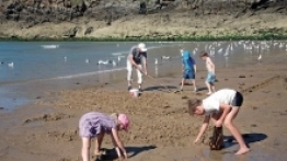 Nasze dzieci pomagają miejscowym poławiaczom... - zdjęcie 4