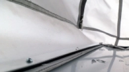 Połączenie poszycia namiotu z nadwoziem. Profil aluminiowy  z uszczelką stworzyły wodoszczelne mocowanie. - zdjęcie 12