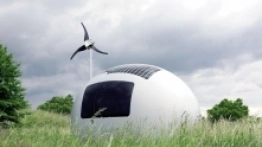Ecocapsule w pełnej okazałości. Dla pewności dodajmy: to nie wytwór grafi ków, ale autentyczne zdjęcie. Na uwagę zwracają dachowe panele słoneczne i turbina wiatrowa. - zdjęcie 1
