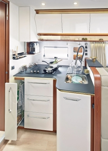 W kuchni znalazło się wszystko, czego po tej części kampera moglibyśmy oczekiwać - zdjęcie 3