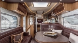 Pierwsze egzemplarze 3-osiowego kampera Knaus SUN i powstaną na początku 2016 roku. Cena bazowych wersji zaczyna się od 97,5 tys. euro. Do wyboru będzie wnętrze z podłużnymi łóżkami w tyle zabudowy (900 LEG) lub potężną sypialnią typu king-bed (900 LX). - zdjęcie 5