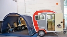 Pino Pi2010 waży (pusta) tylko 300 kg, acz nie zaparkujemy jej w garażu, bo mierzy 225 cm wysokości.  Najmniejszy model przyczepy ma tylko 210 cm długości i raptem 165 cm szerokości wnętrza.  - zdjęcie 8