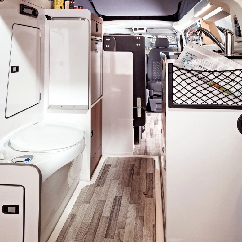 Club Joker marki Westfalia to przykład kampera z pełnym programem sanitarnym  na nadwoziu z uchylanym dachem sypialnym (brodzik prysznica maskuje pokrywa). - zdjęcie 12