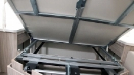 Centralnie umieszczoną sypialnię wyposażono w system Flex Space, który gwarantuje uzyskanie pozycji półleżącej, a w razie potrzeby powiększa o 10 cm wysokość materaca. - zdjęcie 4