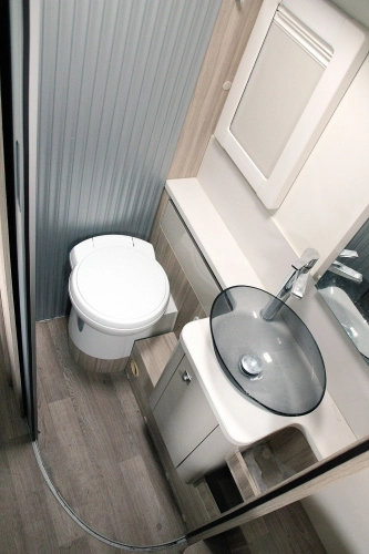 Toaleta jest dość wąska, choć ergonomiczna. - zdjęcie 5