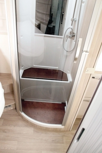 Brodzik prysznica ogranicza tylne nadkole. - zdjęcie 6