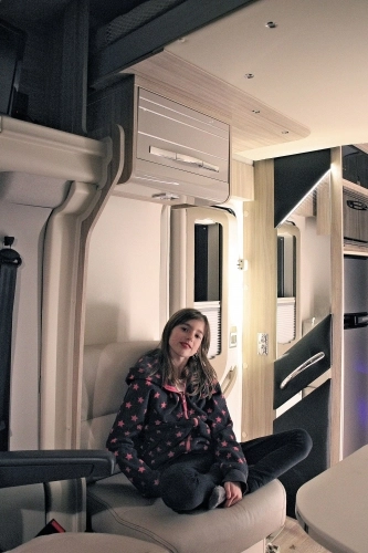 Na czas postoju stelaż oparcia jednoosobowej kanapy obracamy o kąt 90 stopni. - zdjęcie 9