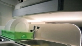 Łóżko z podsufitki można opuścić bardzo nisko. Nocą docenimy obrysowe oświetlenie LED. - zdjęcie 10