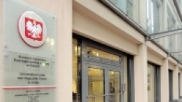 Konsulat Generalny Rzeczypospolitej Polskiej w Kolonii. Godziny jego otwarcia: we wtorki 13.00 – 18.00, w pozostałe dni 9.00 – 14.00. Informacja telefoniczna udzielana jest natomiast po godzinach przyjmowania interesantów: w godz. 14.00 – 16.00, a we wtorki od 11.00 do 13.00. - zdjęcie 1