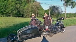 Artur Proficz vel Profil i jego żona Iwona wraz z Camp-Riders na trasie. Obydwoje jeżdżą motocyklami Harley Davidson. Na przełomie końca sezonu 2014 i w 2015 roku przejechali z przyczepą ponad dziesięć tysięcy kilometrów, odwiedzając Chorwację, Węgry, Sło - zdjęcie 1
