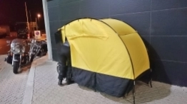 ... albo stanąć na chodniku przy budynku. - zdjęcie 3