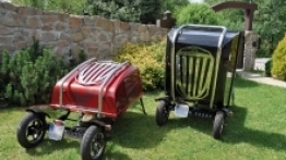 Przyczepy w dwóch kolorach i pozycjach: leżąca i stojąca (w tej pozycji się ją rozkłada). Aż trudno uwierzyć, że znajduje się w każdej z nich aż 250 litrów przestrzeni bagażowej. - zdjęcie 5