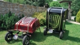 Przyczepy w dwóch kolorach i pozycjach: leżąca i stojąca (w tej pozycji się ją rozkłada). Aż trudno uwierzyć, że znajduje się w każdej z nich aż 250 litrów przestrzeni bagażowej. - zdjęcie 3