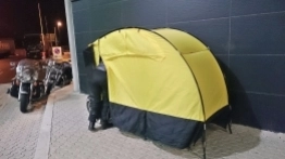 ... albo stanąć na chodniku przy budynku. - zdjęcie 5