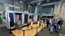 Adria Astella. Aby obejrzeć tę przyczepę, trzeba było trochę poczekać w kolejce - zdjęcie 5